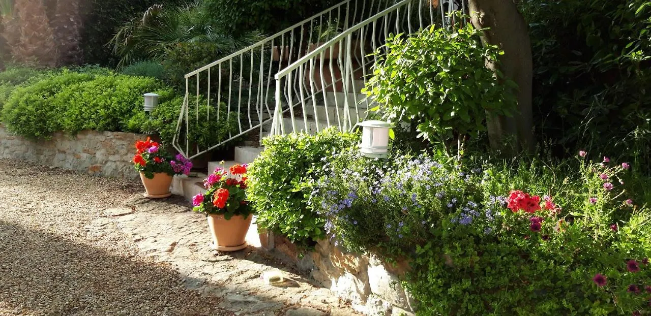Hotel La Grenotte Au Castellet Le Castellet  Pensión Le Castellet (Var)